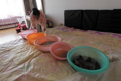 秭归楼上漏水，住户失联，小区没物管，业主维权难！律师来支招……